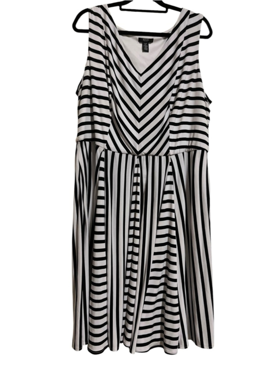 ALFANI Dresses & Skirts - EUC Women's Alfani Plus Size 22W Black & White Striped Sleeveless Dress